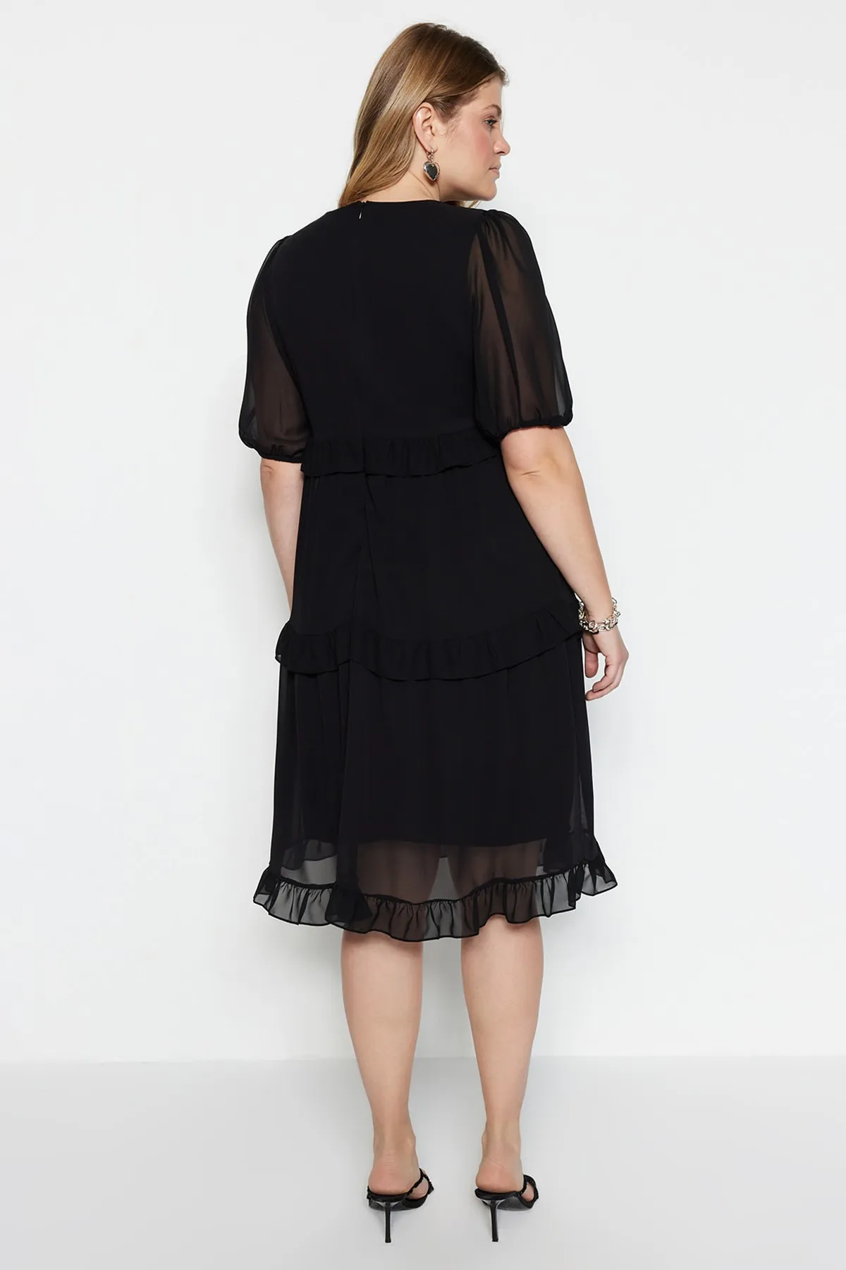 Trendyol Curve  Schwarzes, detailliertes Webkleid aus Tüll TBSSS23AH00056