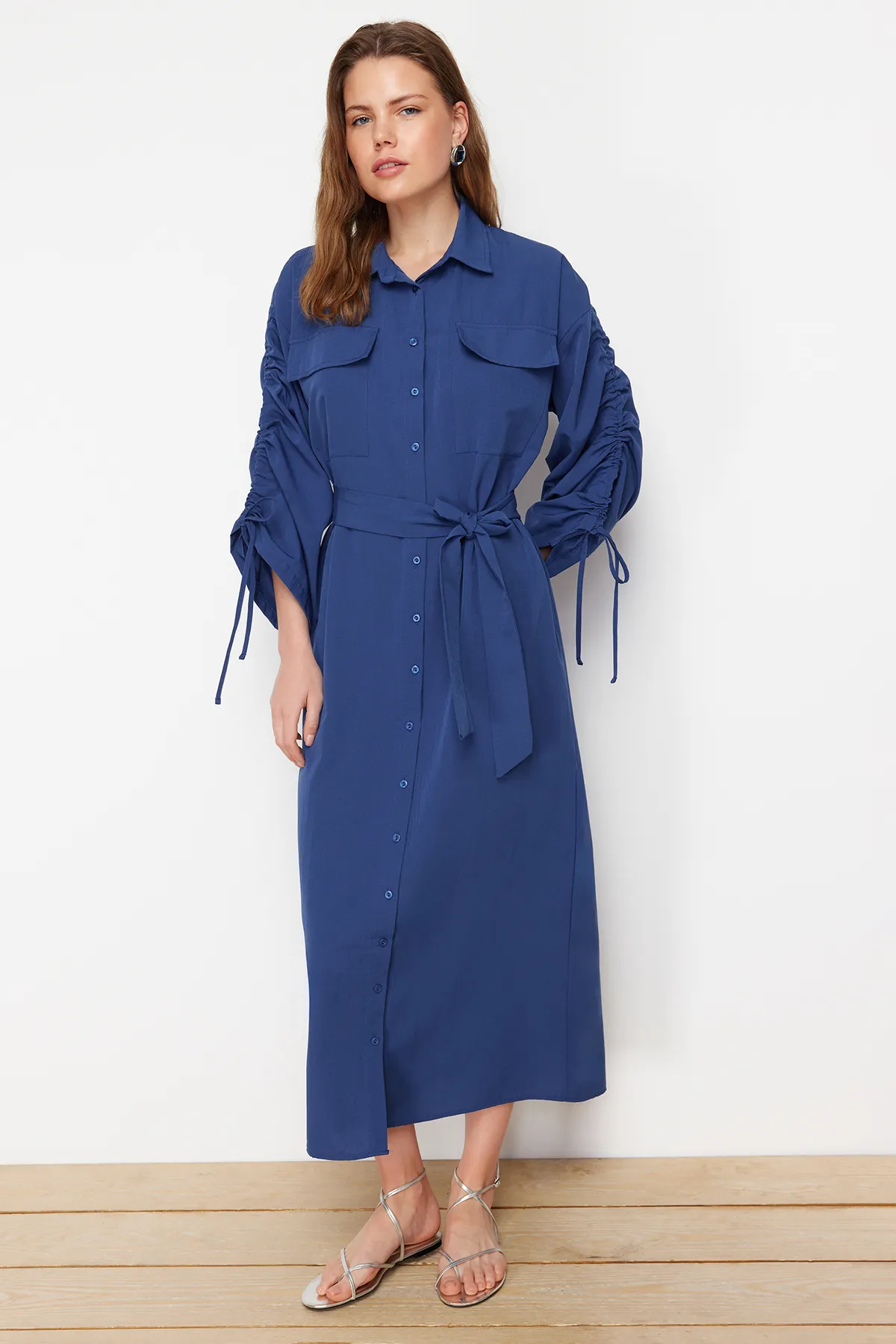 Trendyol Modest  Saks-Hemdkleid aus gewebter Baumwolle mit Gürtel und verstellbaren Ärmeln, Detail TCTSS23EB00365