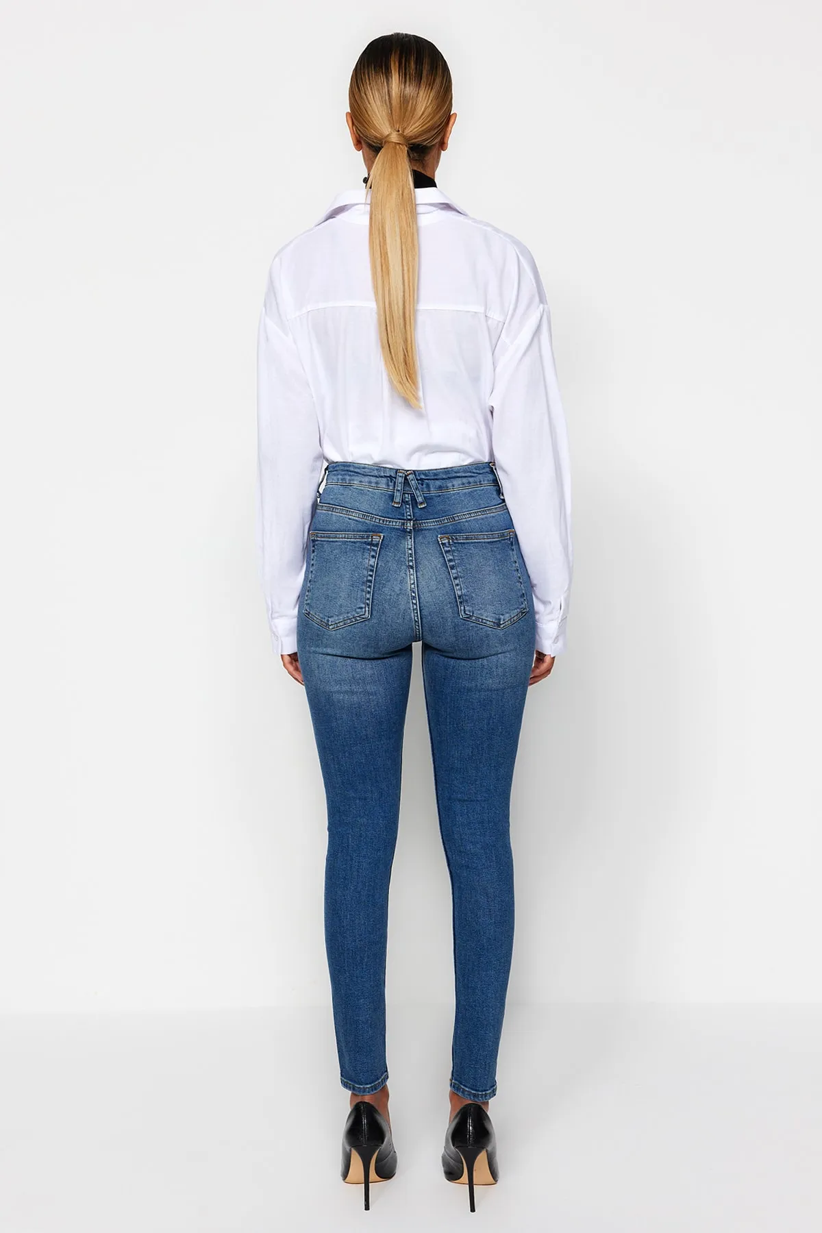 Trendyol Collection  Blaue Röhrenjeans mit normaler Taille TWOAW24JE00067