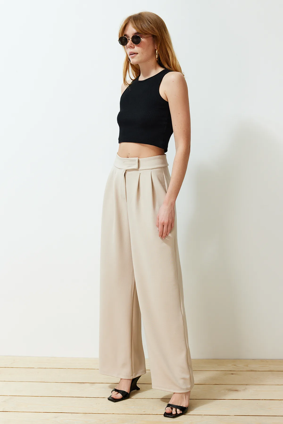 Trendyol Collection  Steinfarbene Strickhose mit hohem Bund, weitem Bein und Klettverschluss, Faltenwurf, TWOAW24PL00177