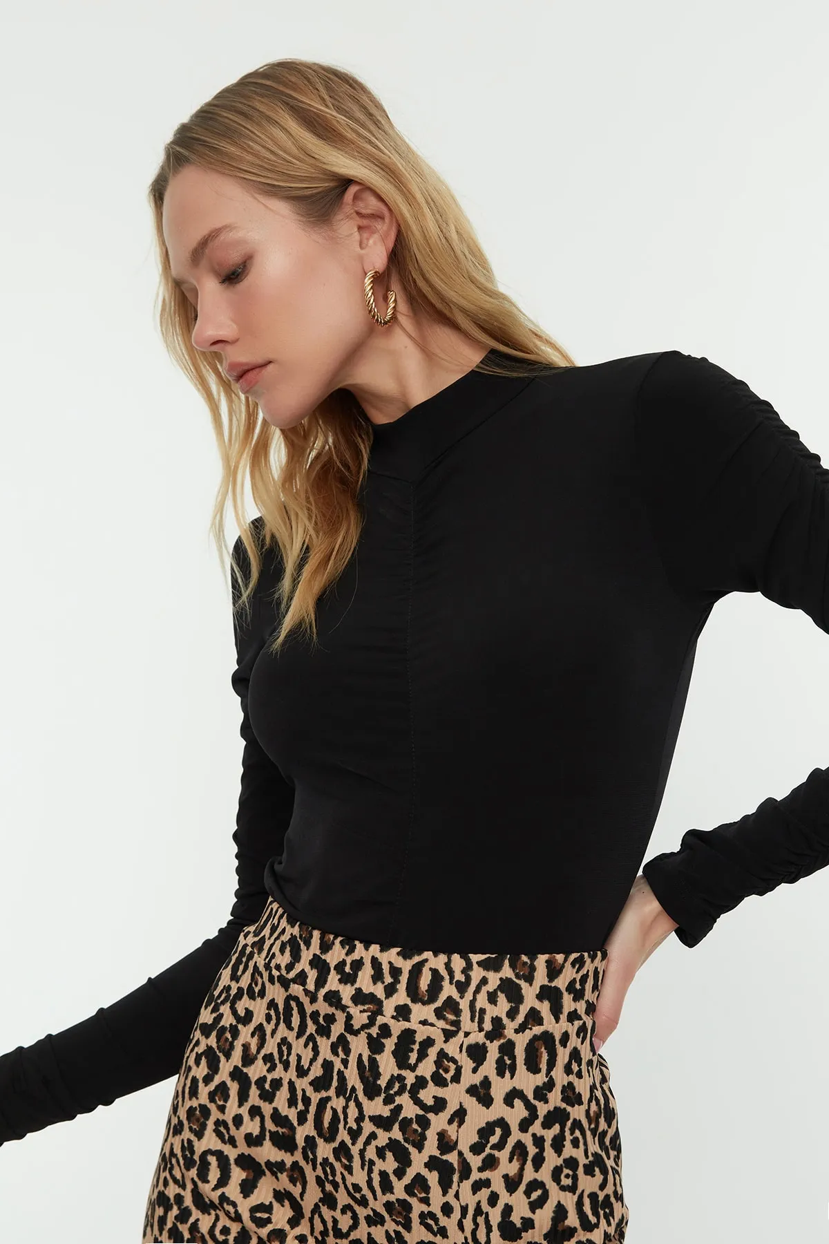 Trendyol Collection  Schwarzer, schmaler Stretch-Strickbody mit Raffung und Druckknöpfen TWOAW20BD0052