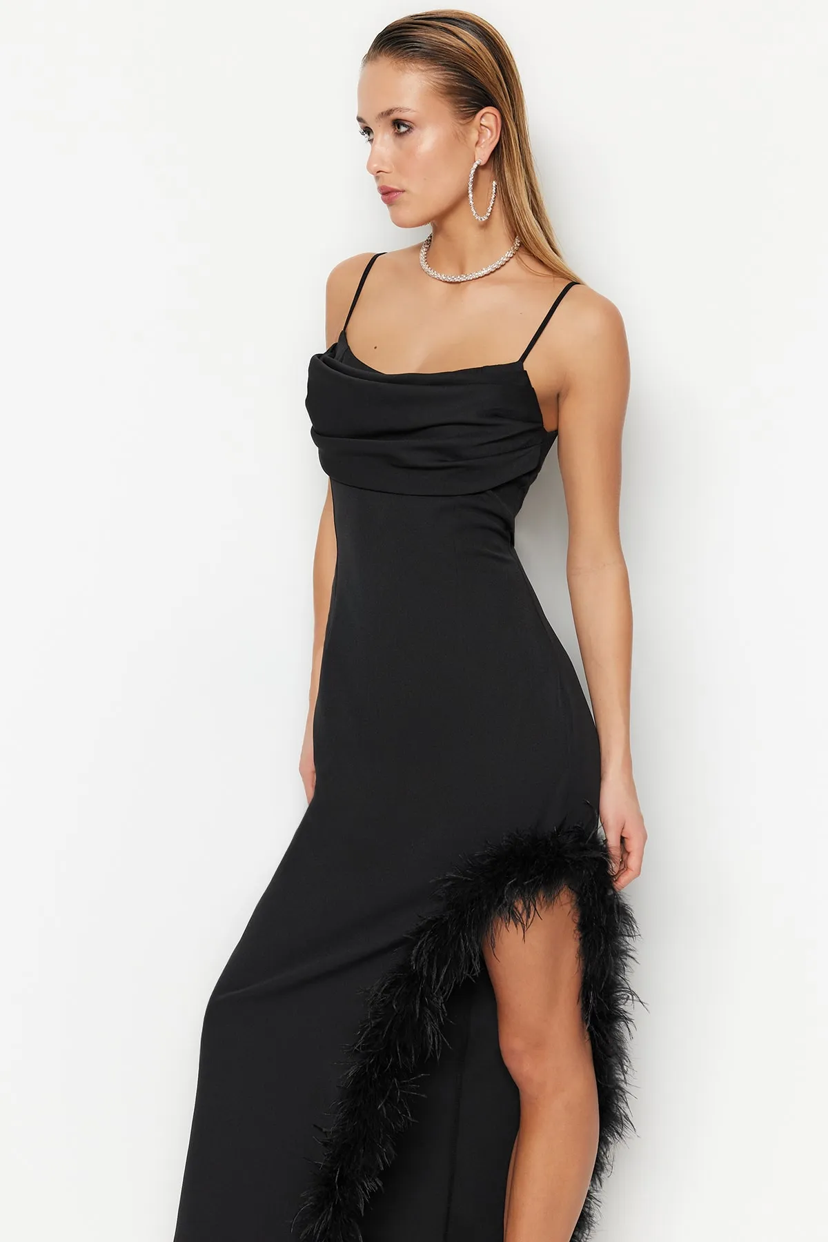 Trendyol Collection  Schwarzes, gewebtes, durchbrochenes, langes Abendkleid TPRSS23AE00032