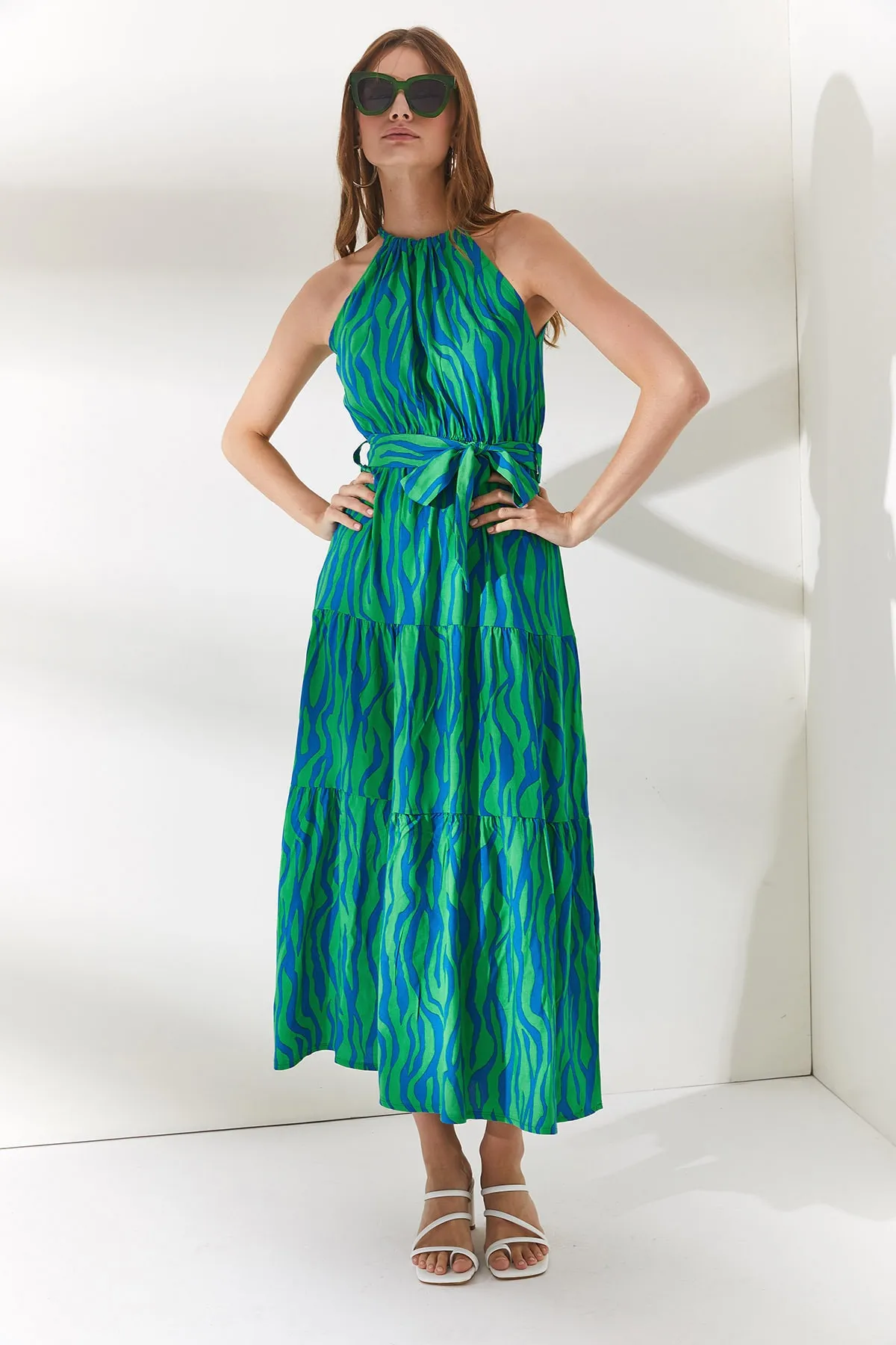 Olalook  Damenkleid aus gewebtem Viscon mit Zebra-Grün, Neckholder, Gürtel und Gürtel ELB-19001548
