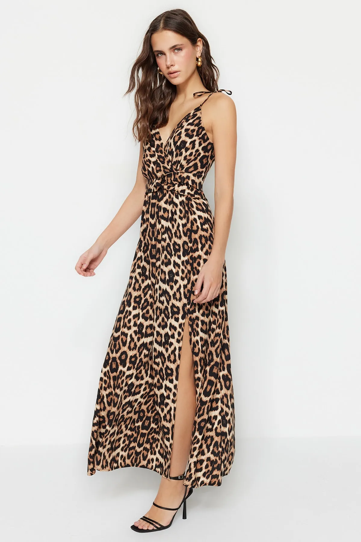 Trendyol Collection  Kamelfarbenes, gewebtes Kleid mit Maxi-Schlitz und detailliertem Leopardenmuster TWOSS23EL01892