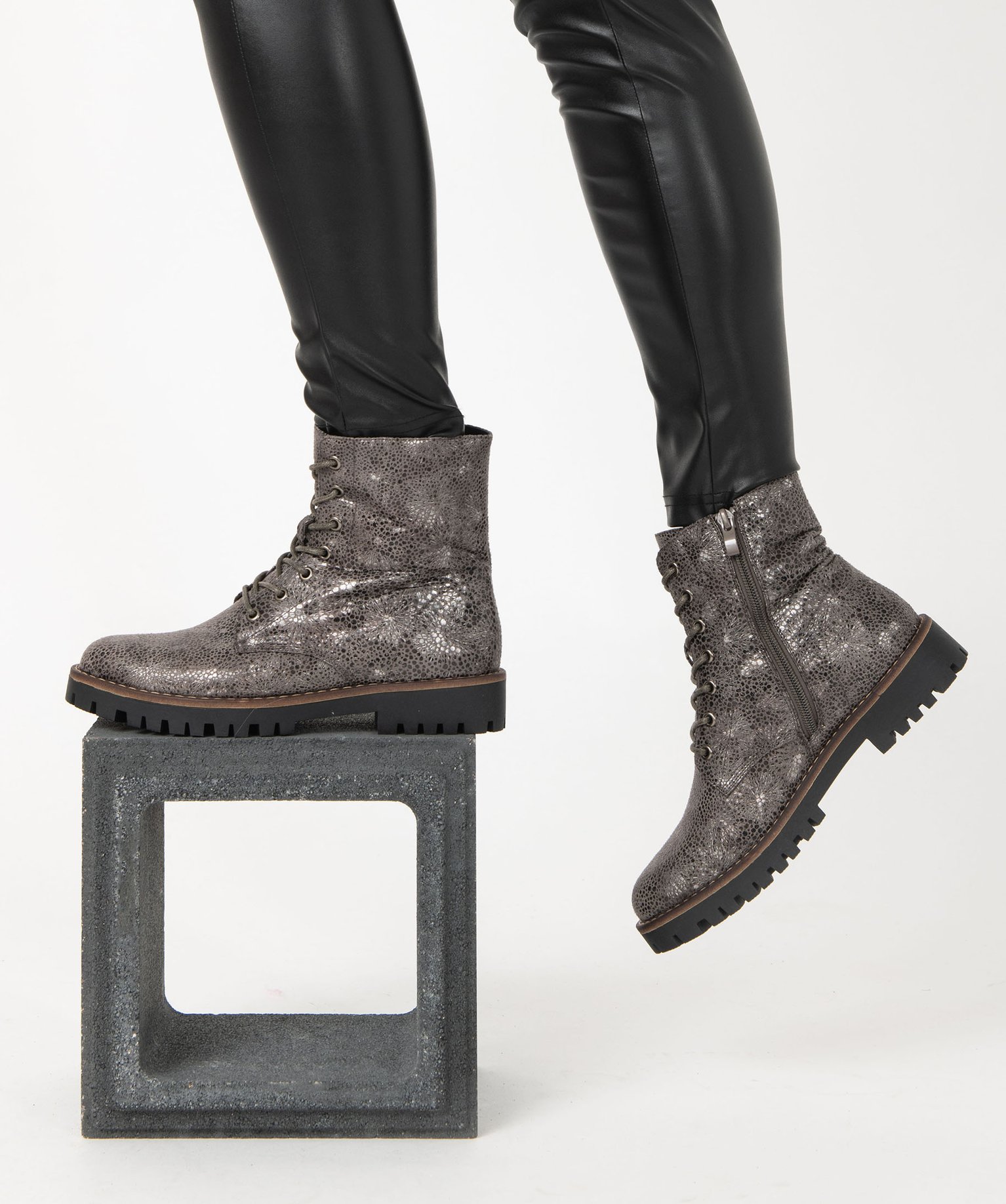Boots lacées à semelle crantée et reflets brillants femme gris | GEMO