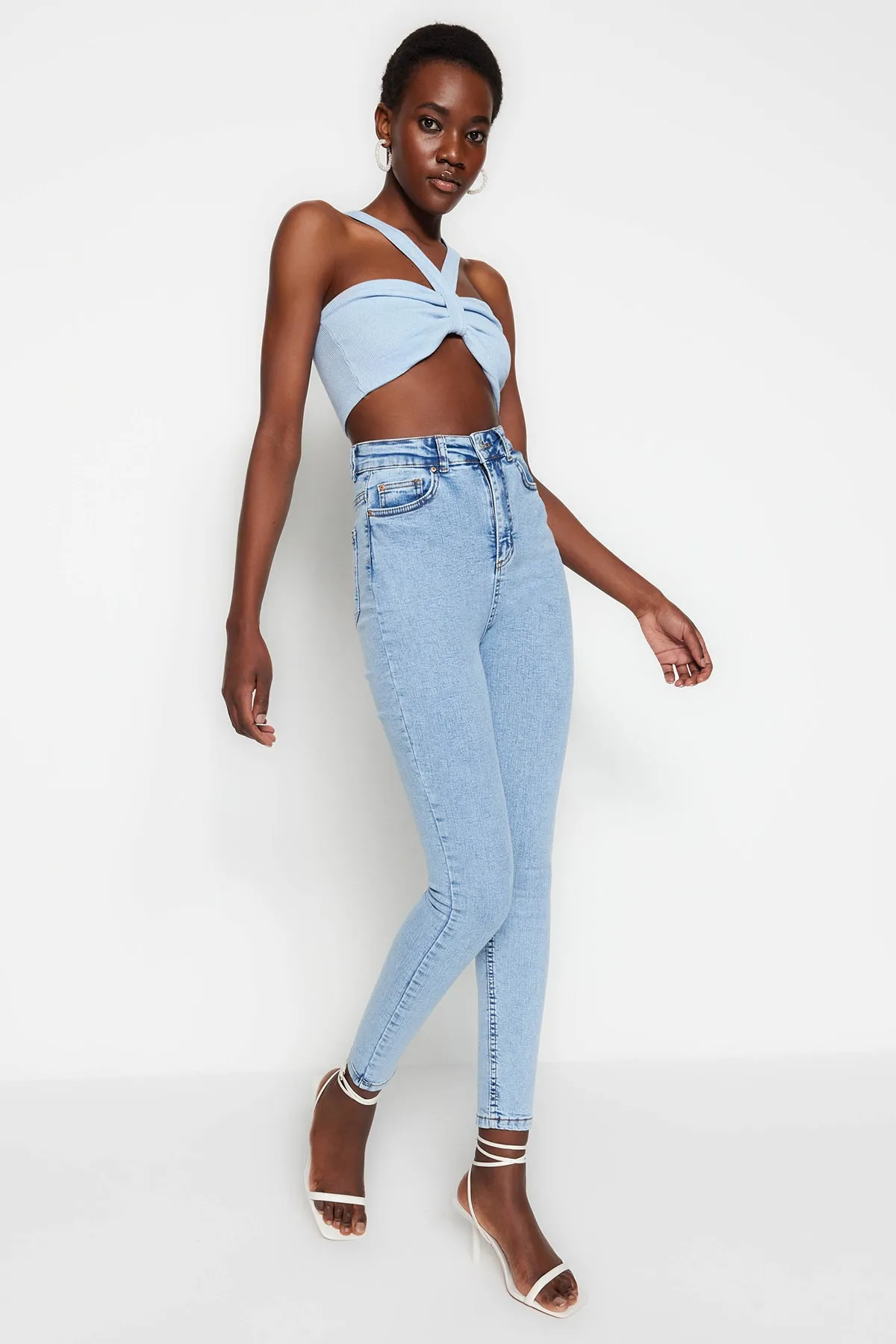Trendyol Collection  Hellblaue Skinny Jeans mit hoher Taille TWOSS23JE00075
