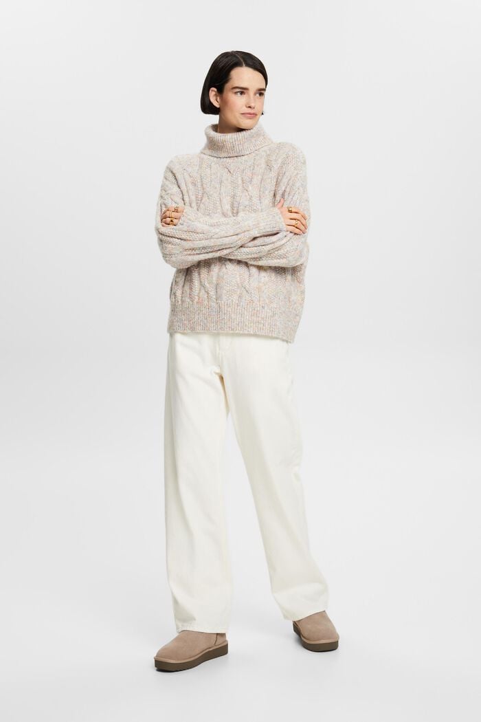 Rollkragenpullover im Zopfstrick-Design