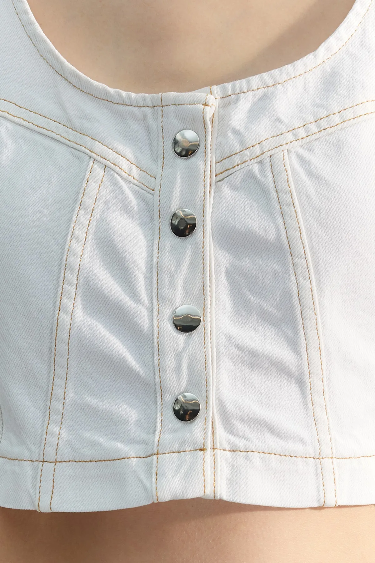 Trendyol Collection  Weißes Jeans-Bustier in limitierter Auflage mit Nieten-Detail TWOSS23BS00015