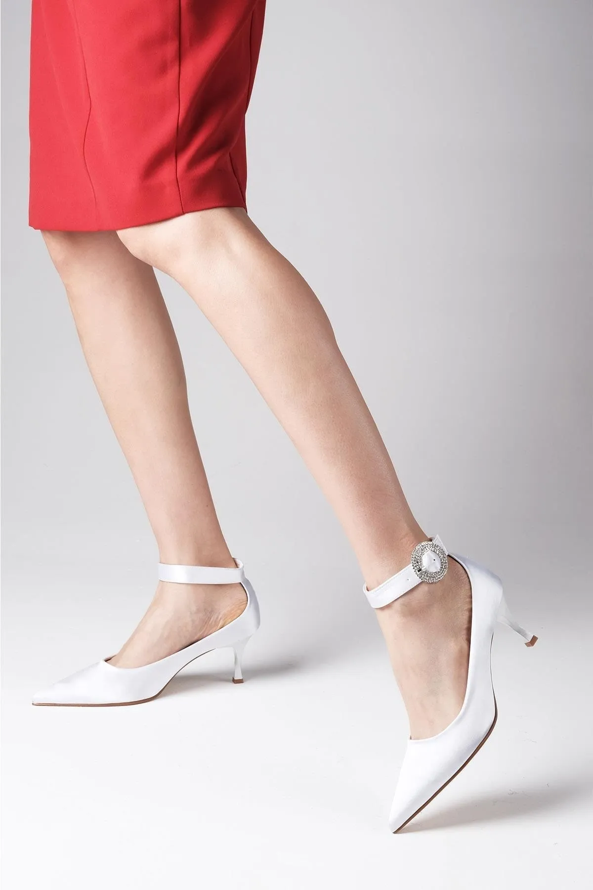 Mio Gusto  Damen-Abendkleid-Schuhe mit Absatz von Felicia aus weißem Satinstoff mit gesteinigter Schnalle