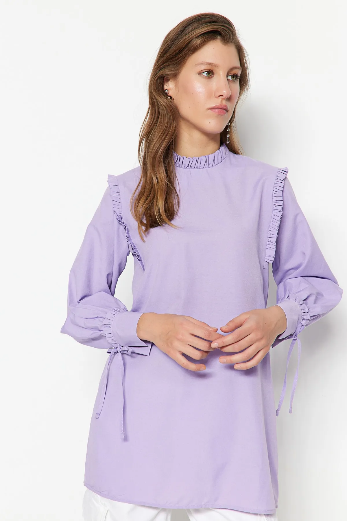 Trendyol Modest  Lilafarbene Tunika aus gewebter Baumwolle mit Rüschen an Schultern und Manschetten TCTSS23UK00083
