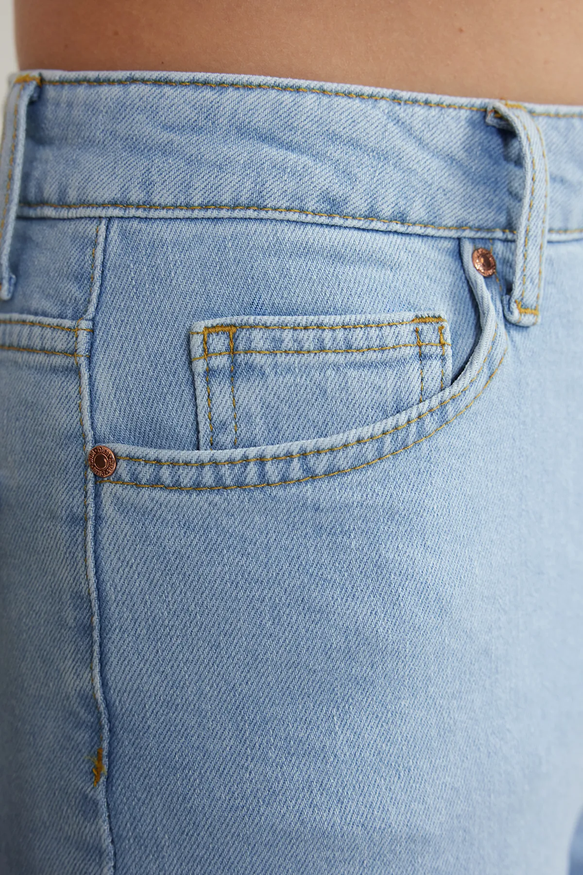 Trendyol Collection  Hellblaue Slim Mom-Jeans mit hoher Taille TWOSS24JE00137