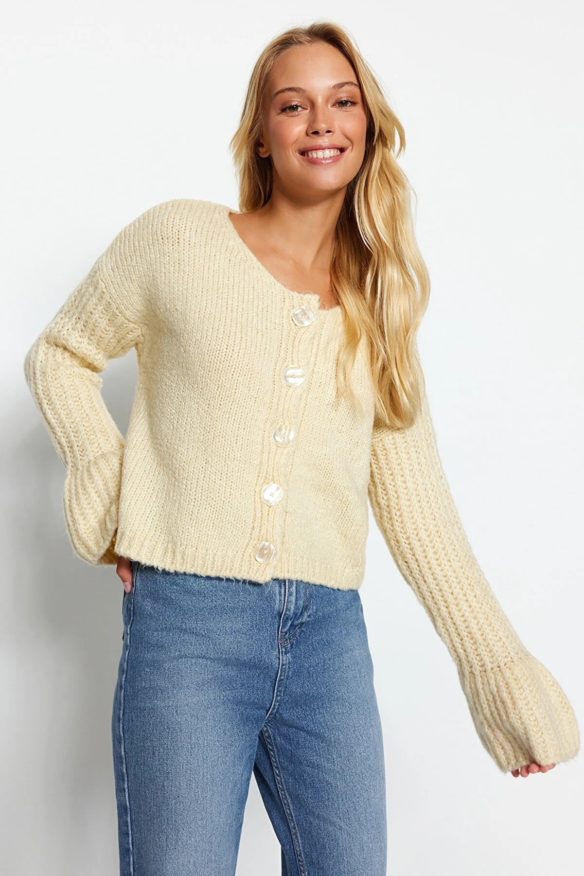 Trendyol Collection  Beige kurzer Strickcardigan mit V-Ausschnitt und Ärmeldetail TWOAW24HI00300