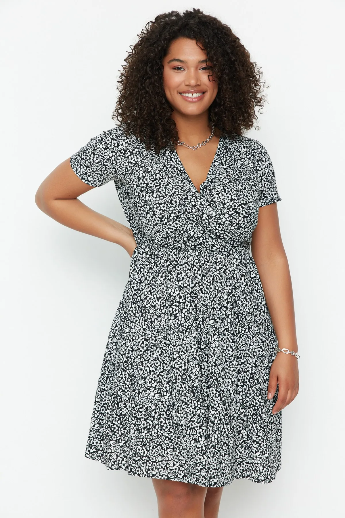 Trendyol Curve  Schwarzes Strickkleid mit V-Ausschnitt und Blumenmuster TBBSS22EL1638