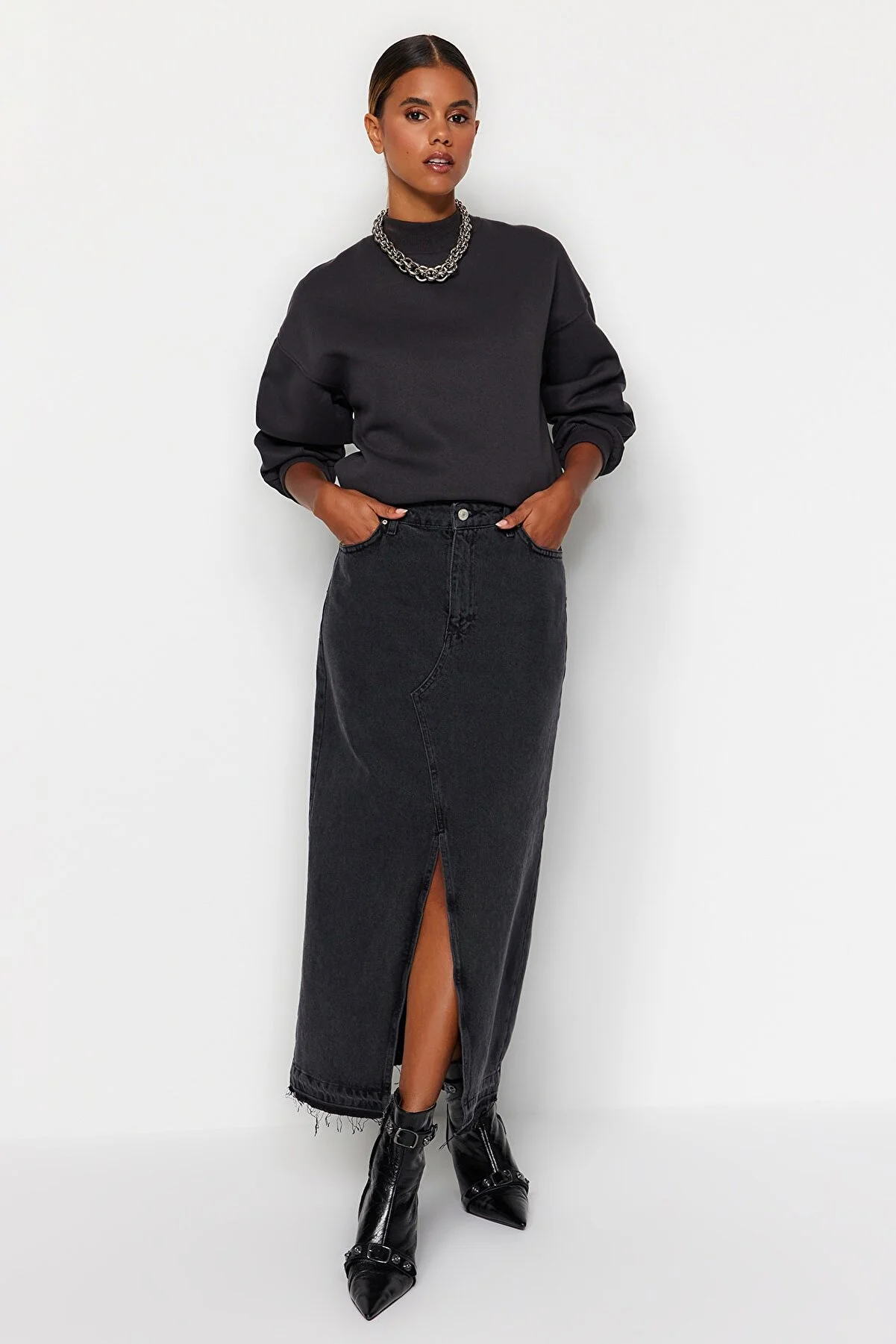 Trendyol Collection  Schwarzer geschlitzter Maxi-Jeansrock TWOSS23ET00289