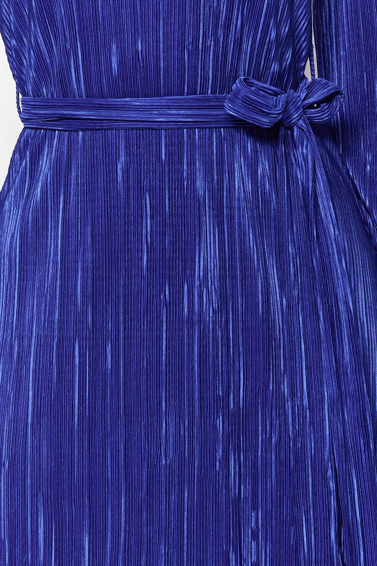 Trendyol Collection  Marineblaues Midi-Strickkleid in A-Linie mit ausgestellten Ärmeln aus Premium-Plisseestoff mit detailliertem Ausschnitt TWOAW24EL00125