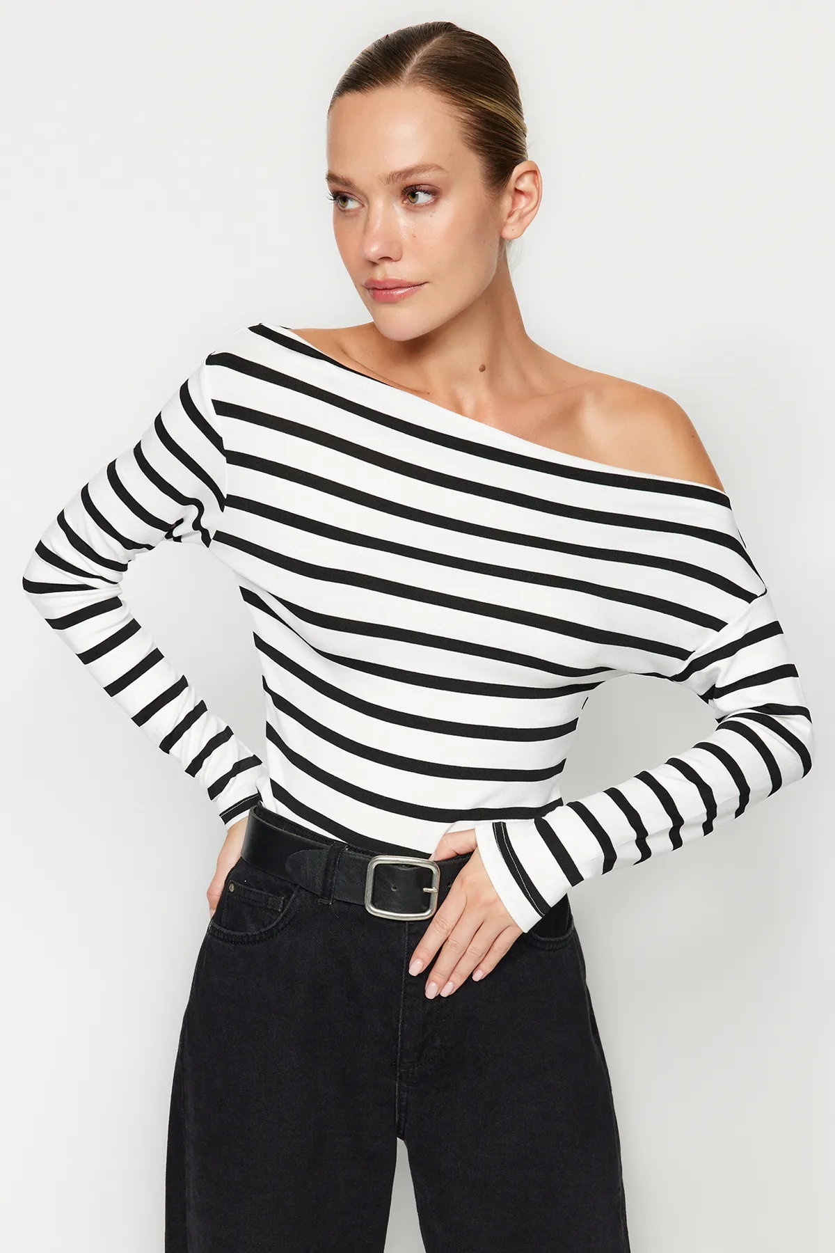 Trendyol Collection  Schwarz-weiß gestreifte, hochwertige, dehnbare Strickbluse aus weichem Stoff mit U-Boot-Ausschnitt und tailliertem Schnitt TWOAW24BZ00227