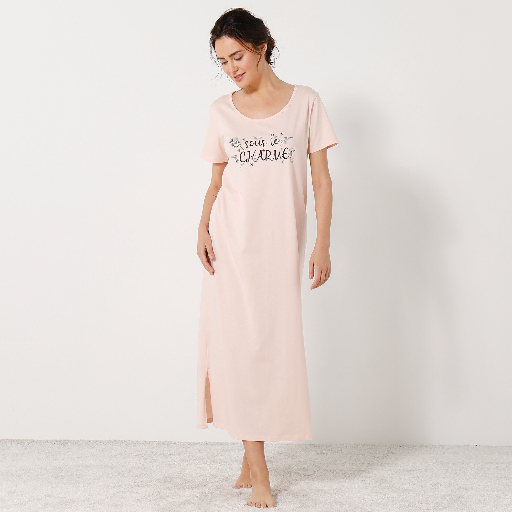 Chemise de nuit longue manches courtes motif «sous le charme »