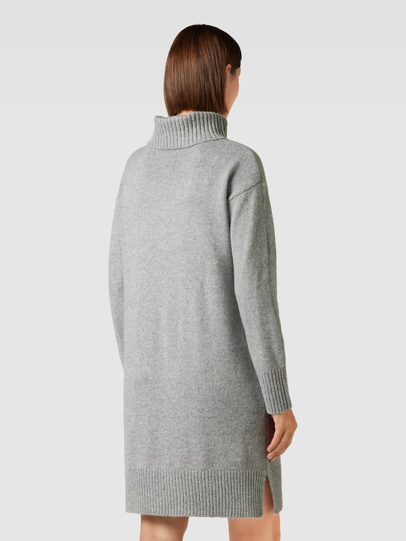 Knielanges Strickkleid mit Zopfmuster in silber meliert