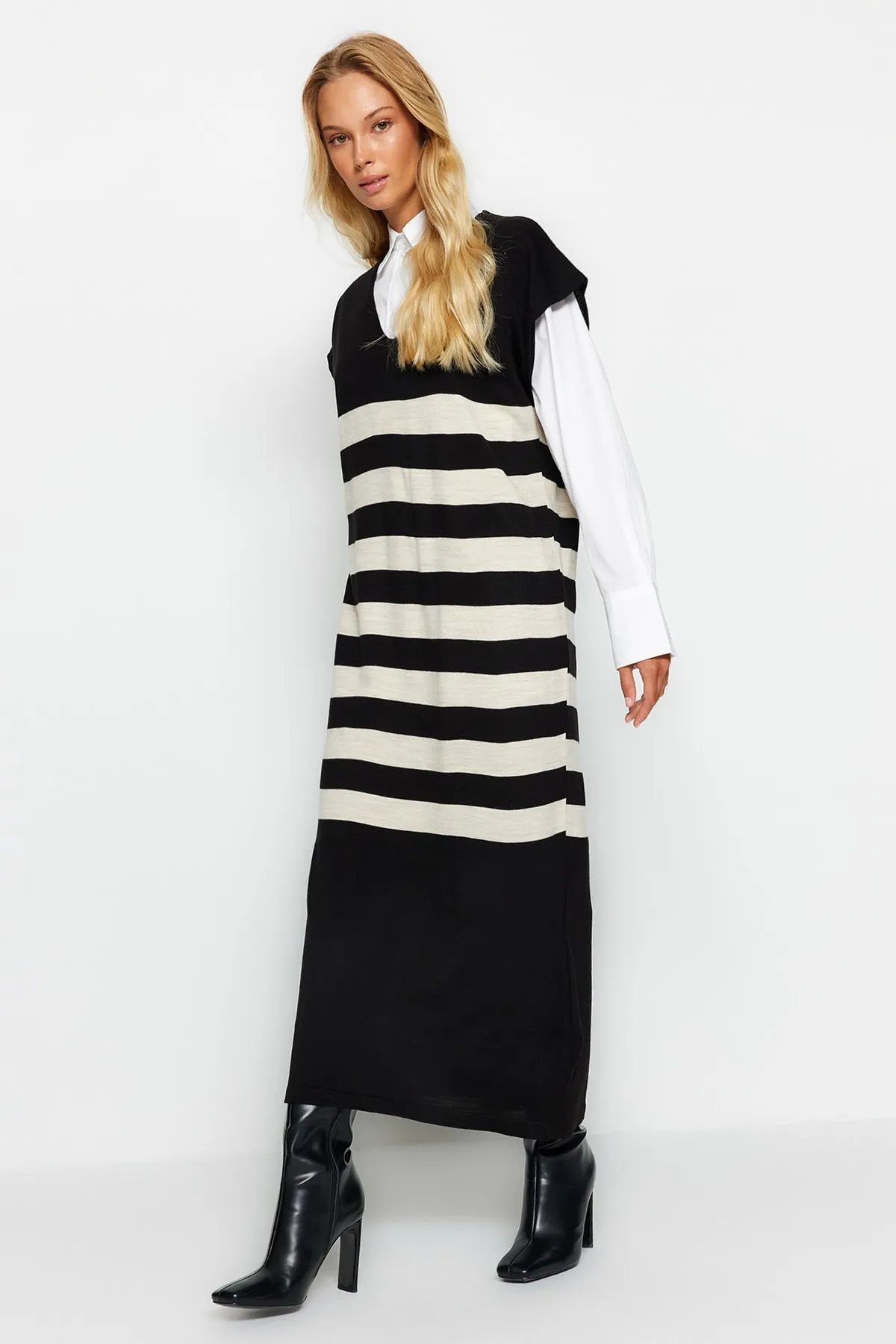Trendyol Modest  Schwarzes gestreiftes Strickpulloverkleid mit V-Ausschnitt TCTAW24UV00039
