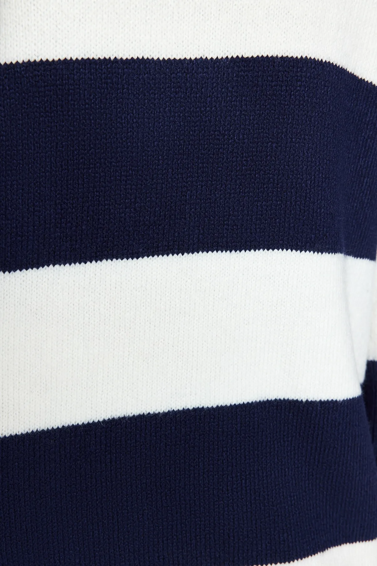Trendyol Collection  Marineblaues Mini-Strickpulloverkleid mit hohem Kragen TWOAW24EL00059