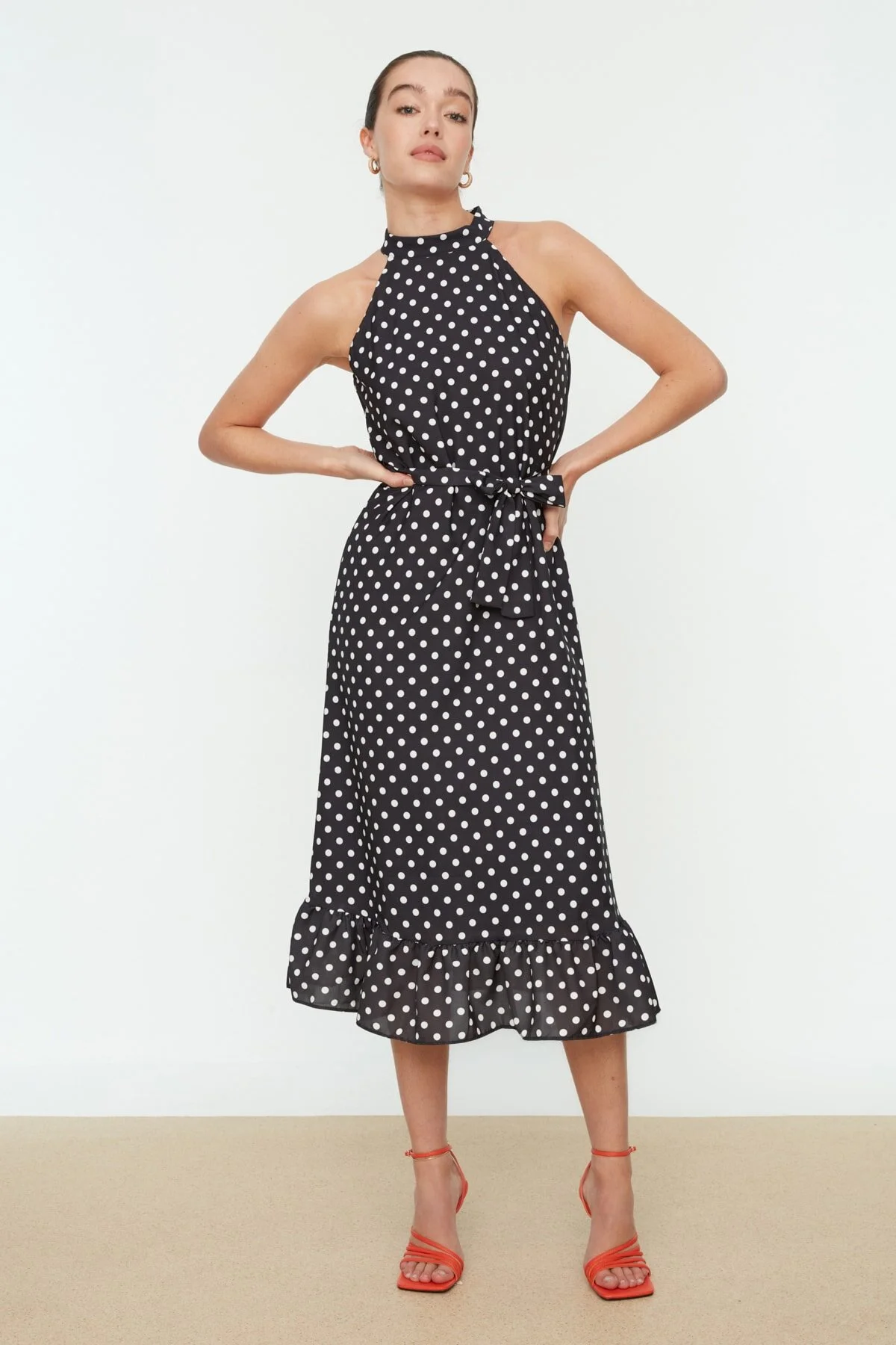 Trendyol Collection  Schwarzes, gewebtes Midikleid mit gepunktetem Gürtel und Gürtel TWOSS19YD0032