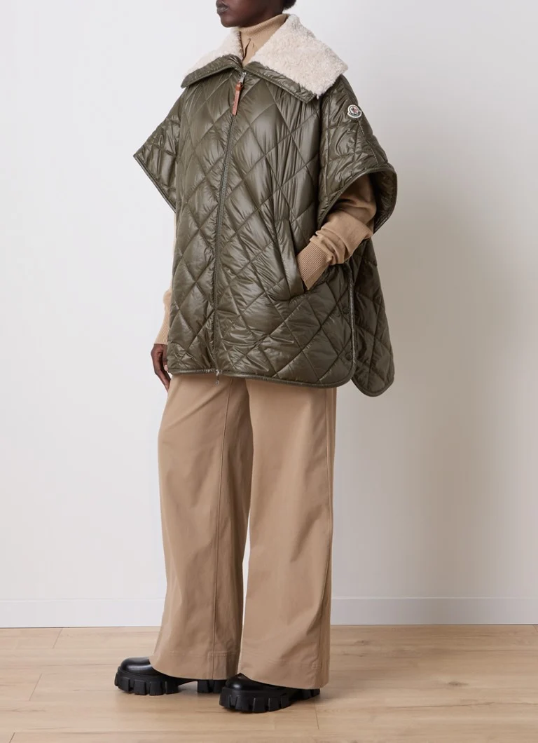 Pelerină matlasată Moncler cu umplutură de puf și buzunare laterale.