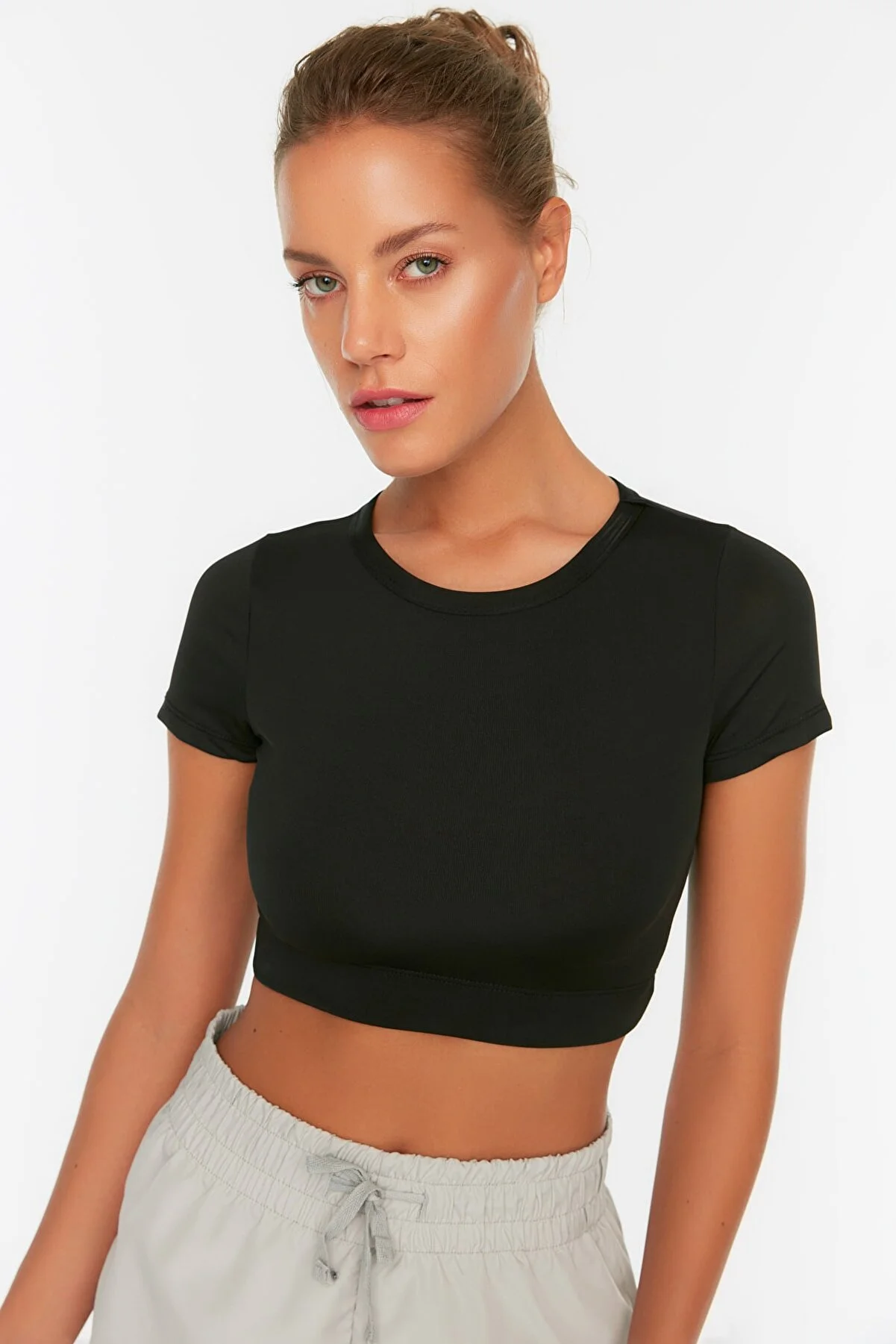 Trendyol Collection  Schwarzes Crop-Strick-Sportoberteil/Bluse mit leichtem Halt und weicher Textur und Rundhalsausschnitt TWOAW21BZ0158