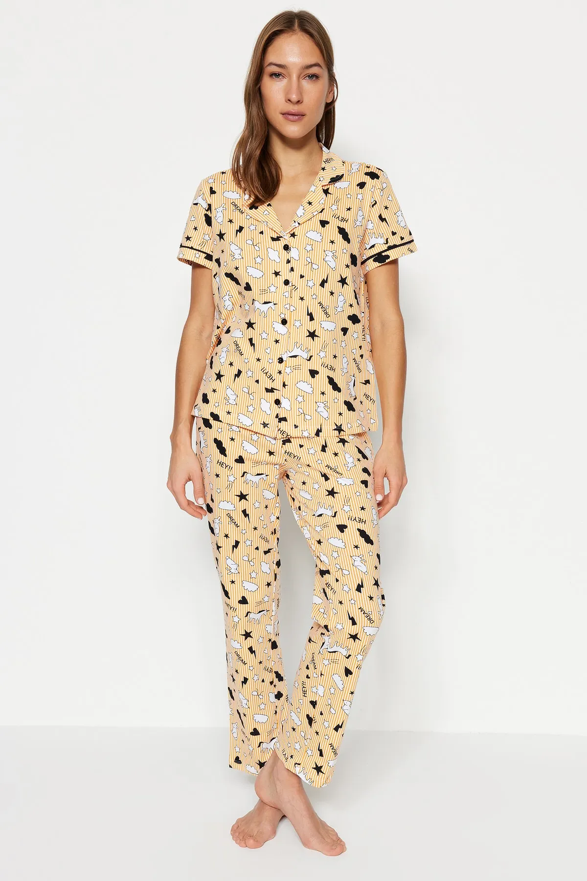 Trendyol Collection  Pfirsichfarbenes Strick-Pyjama-Set aus 100 % Baumwolle mit Paspeln und grafischem Muster aus Hemd und Hose THMSS19IP0037