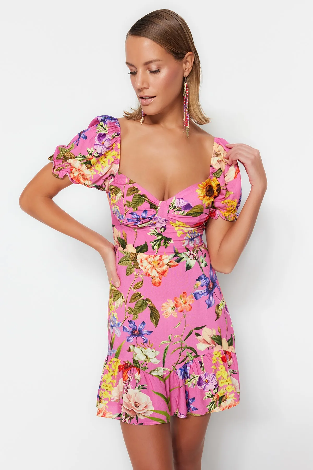 Trendyol Collection  Floral gemustertes, figurbetontes drapiertes Mini-Strandkleid aus Webstoff TBESS23EL00018