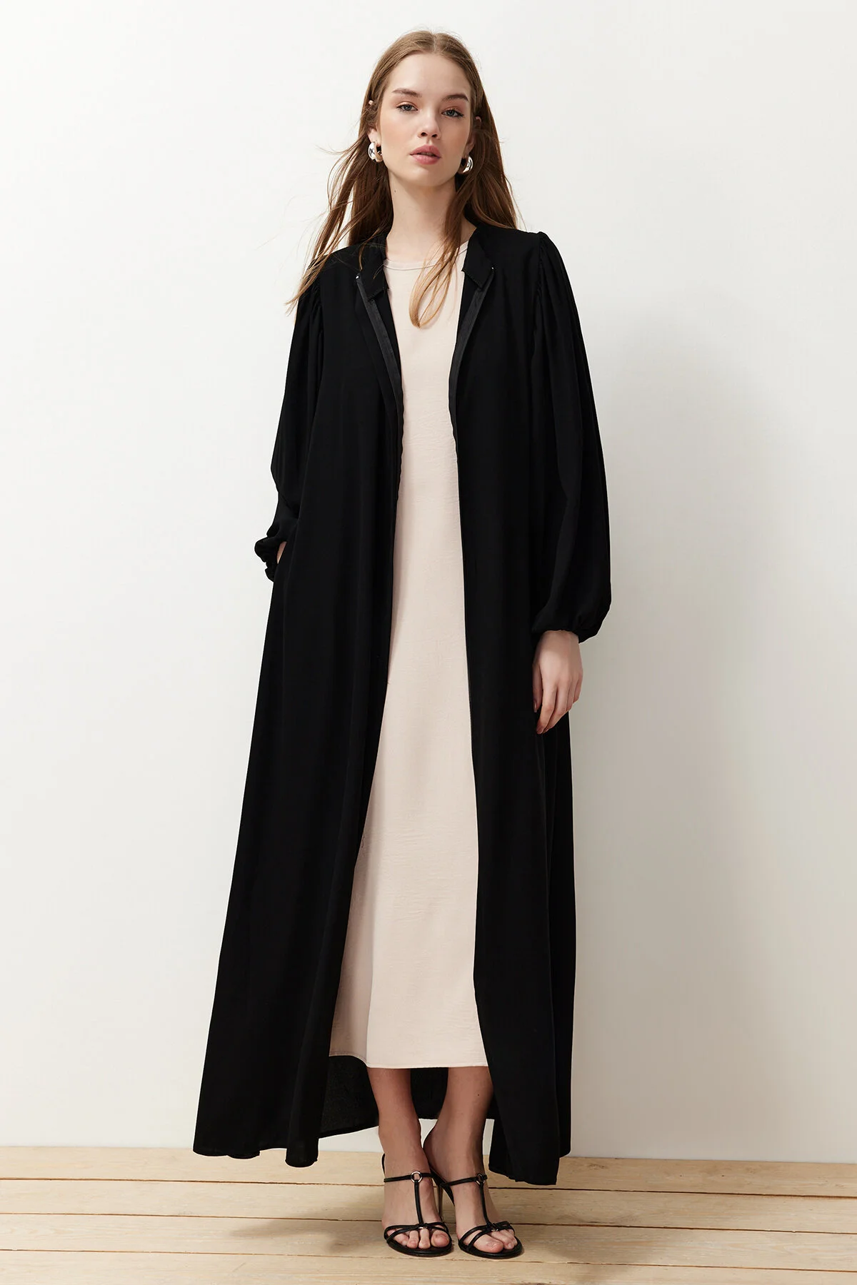 Trendyol Modest  Schwarze, gewebte Mevlana-Kappe mit Ballonärmeln und Reißverschluss und Ferace TCTSS24KF00030