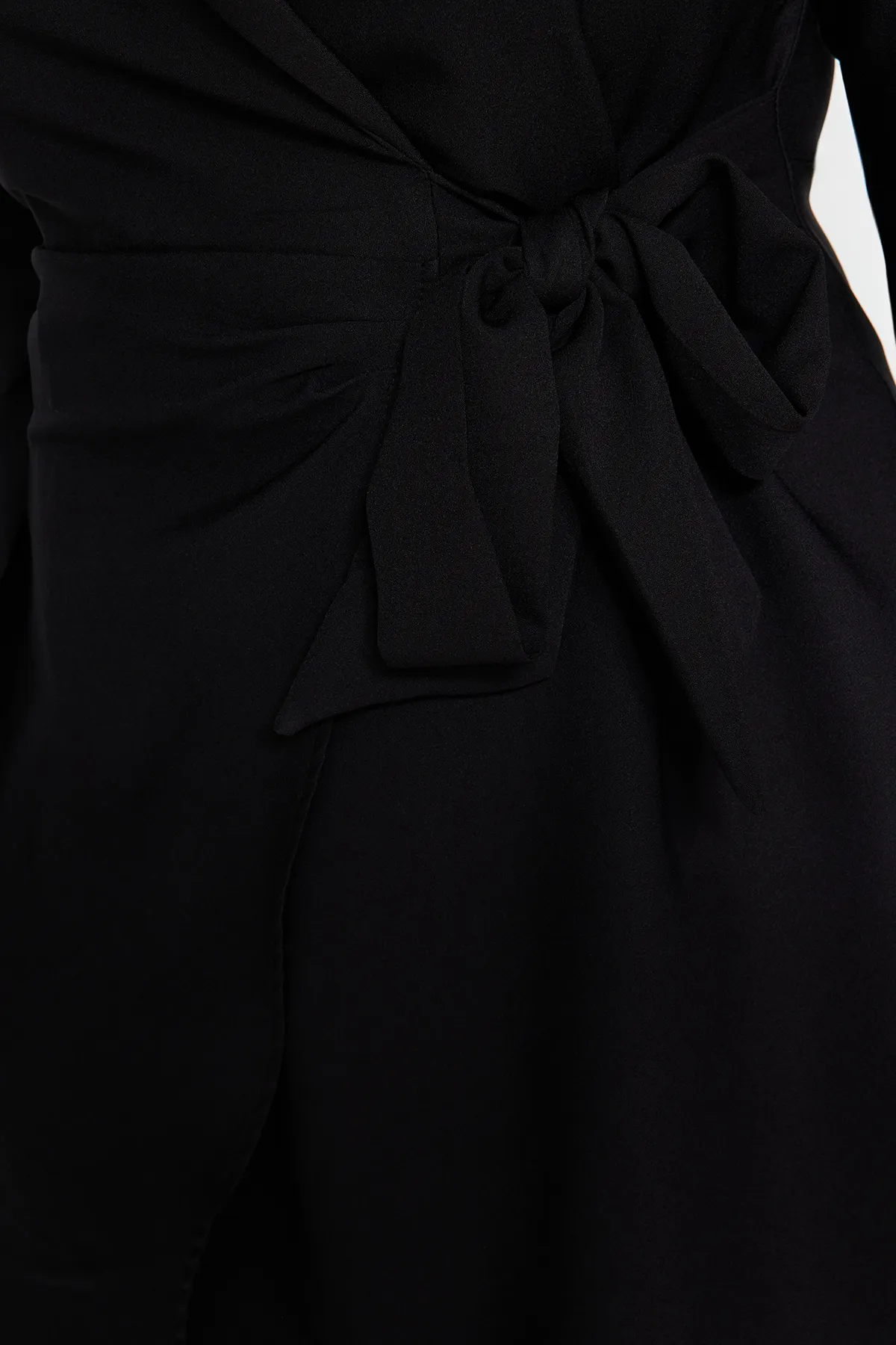 Trendyol Curve  Schwarzes gerades, zweireihiges Mini-Gewebekleid in Übergröße TBBAW24AH00058