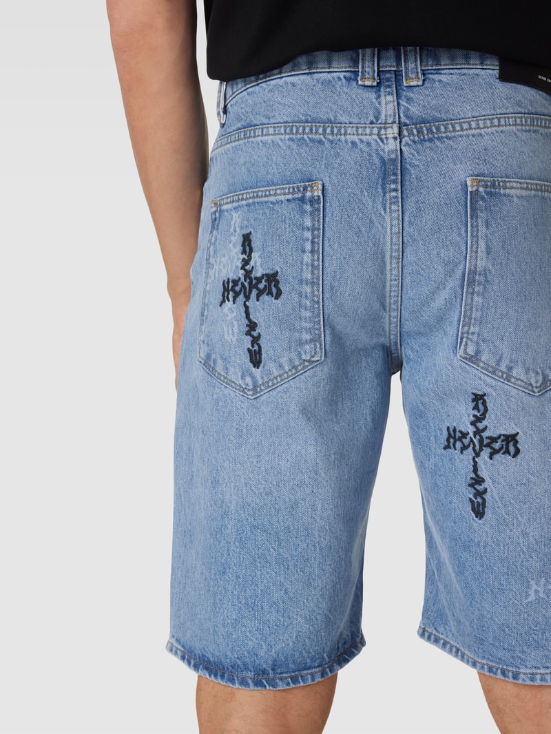 Jeansshorts mit Motiv-Stitching in blau