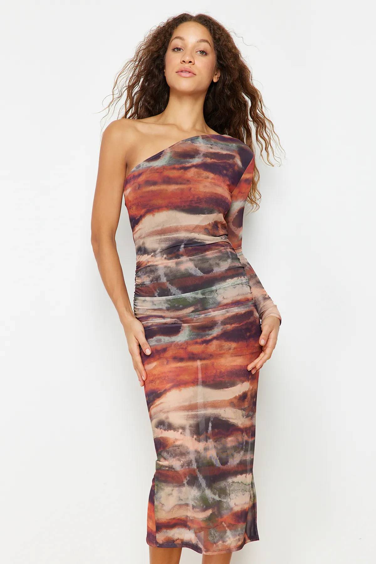 Trendyol Collection  Mehrfarbiges, figurbetontes, drapiertes One-Shoulder-Maxi-Strickkleid mit Tüllfutter TWOSS23EL01799