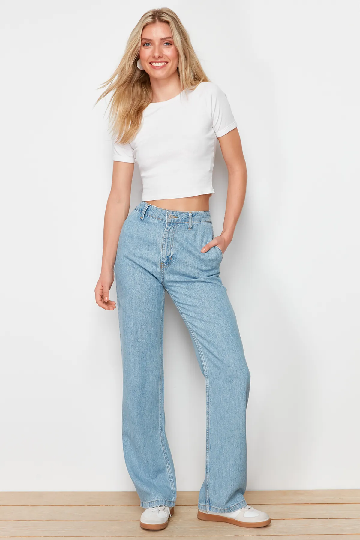 Trendyol Collection  Blaue Jeans mit hoher Taille und weitem Bein aus 100 % Tencel™ und Taschendetail TWOSS24JE00201