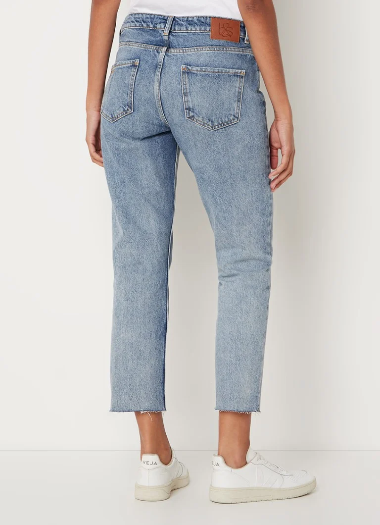 Blugi Jean Evan, cu talie medie, lungime până la gleznă, confecționați din material elastic.