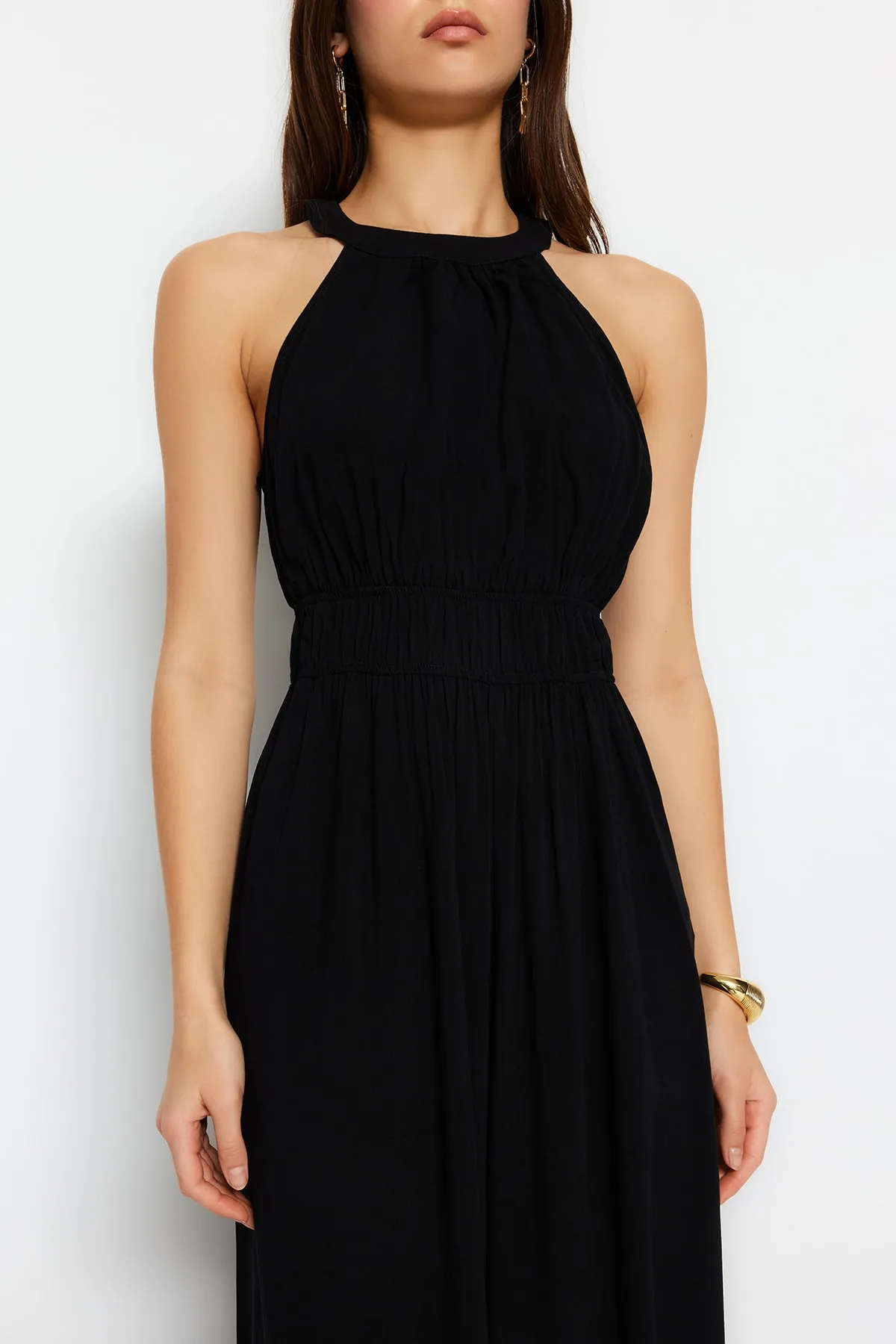 Trendyol Collection  Schwarzer gewebter Jumpsuit mit Neckholderkragen TWOSS23TU00121