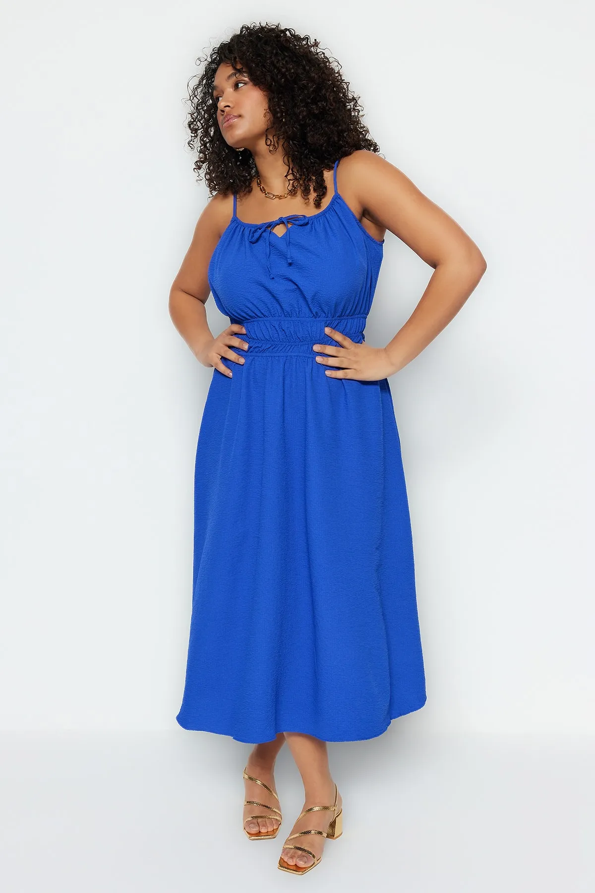 Trendyol Curve  Blaues gewebtes Kleid mit elastischer Taille TBBSS23AH00045
