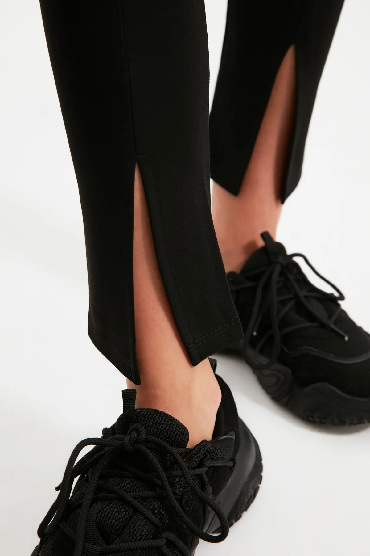 Trendyol Collection  Schwarze Strick-Leggings mit hoher Taille und Schlitzdetail auf der Vorderseite TWOAW22TA0004