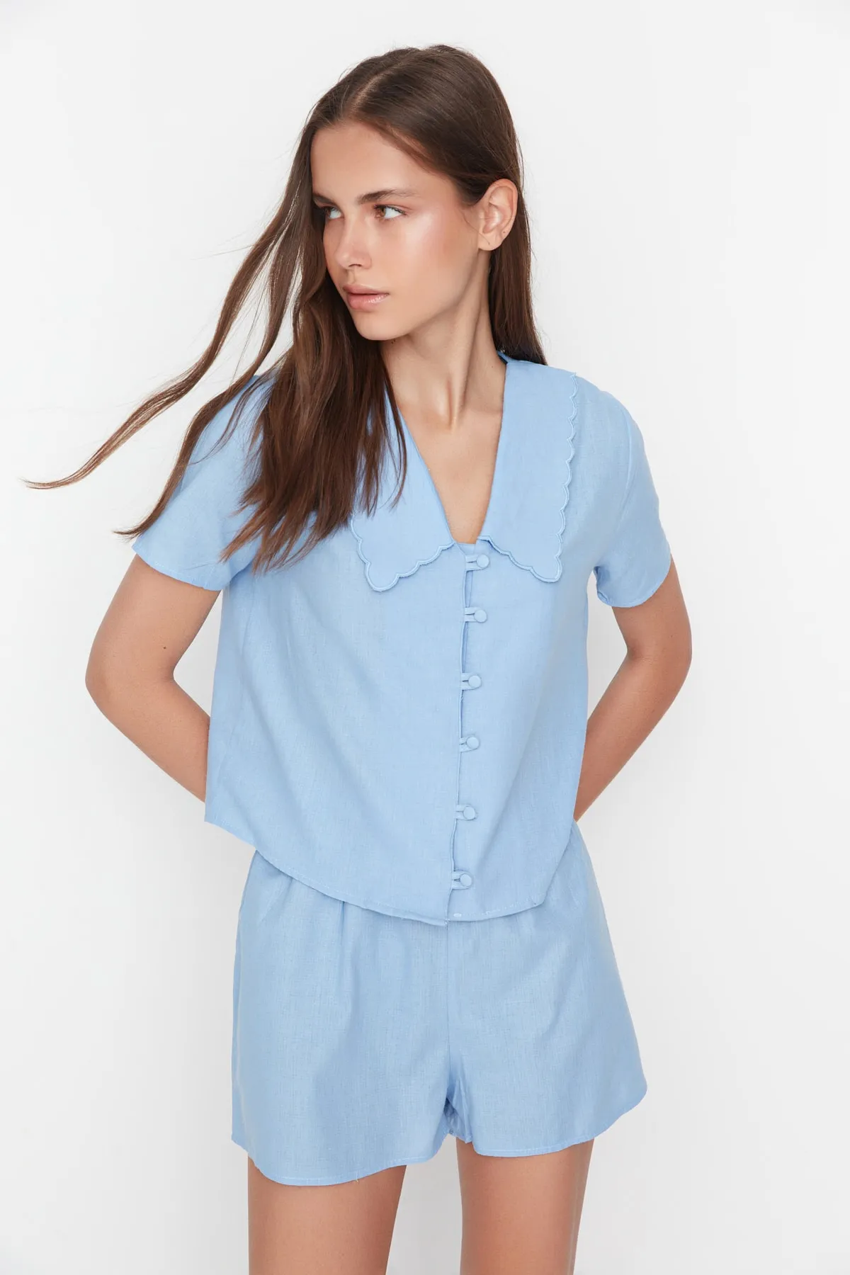 Trendyol Collection  Blaues Pyjama-Set aus Viskose mit Hemd und Shorts, 100 % Baumwolle, Kragendetail, THMSS22PT0179