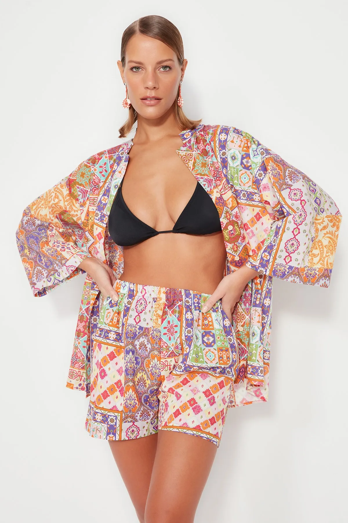 Trendyol Collection  Set aus Hemd und Shorts aus 100 % Baumwolle mit ethnischem Muster TBESS23AU00010