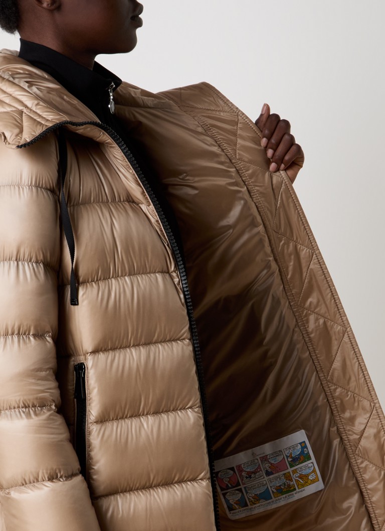 Parka acolchoada Moncler Suyen com enchimento de plumas e capuz.