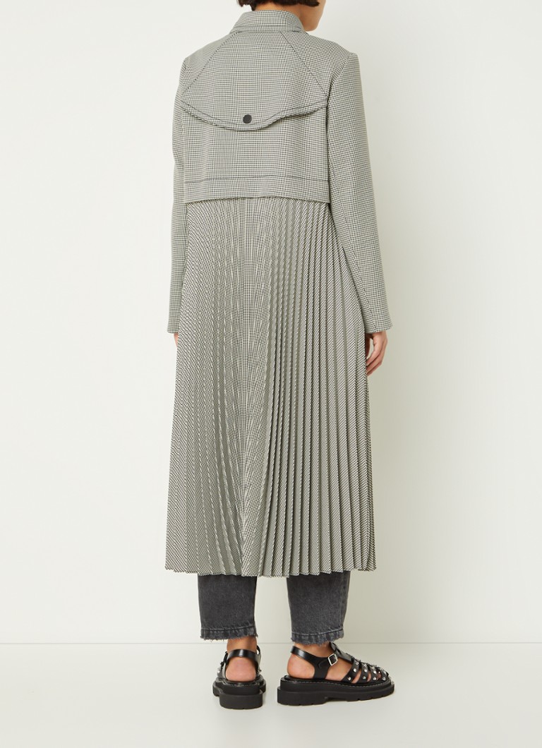 La gabardina plisada con forma de pata de pollo de Sandro