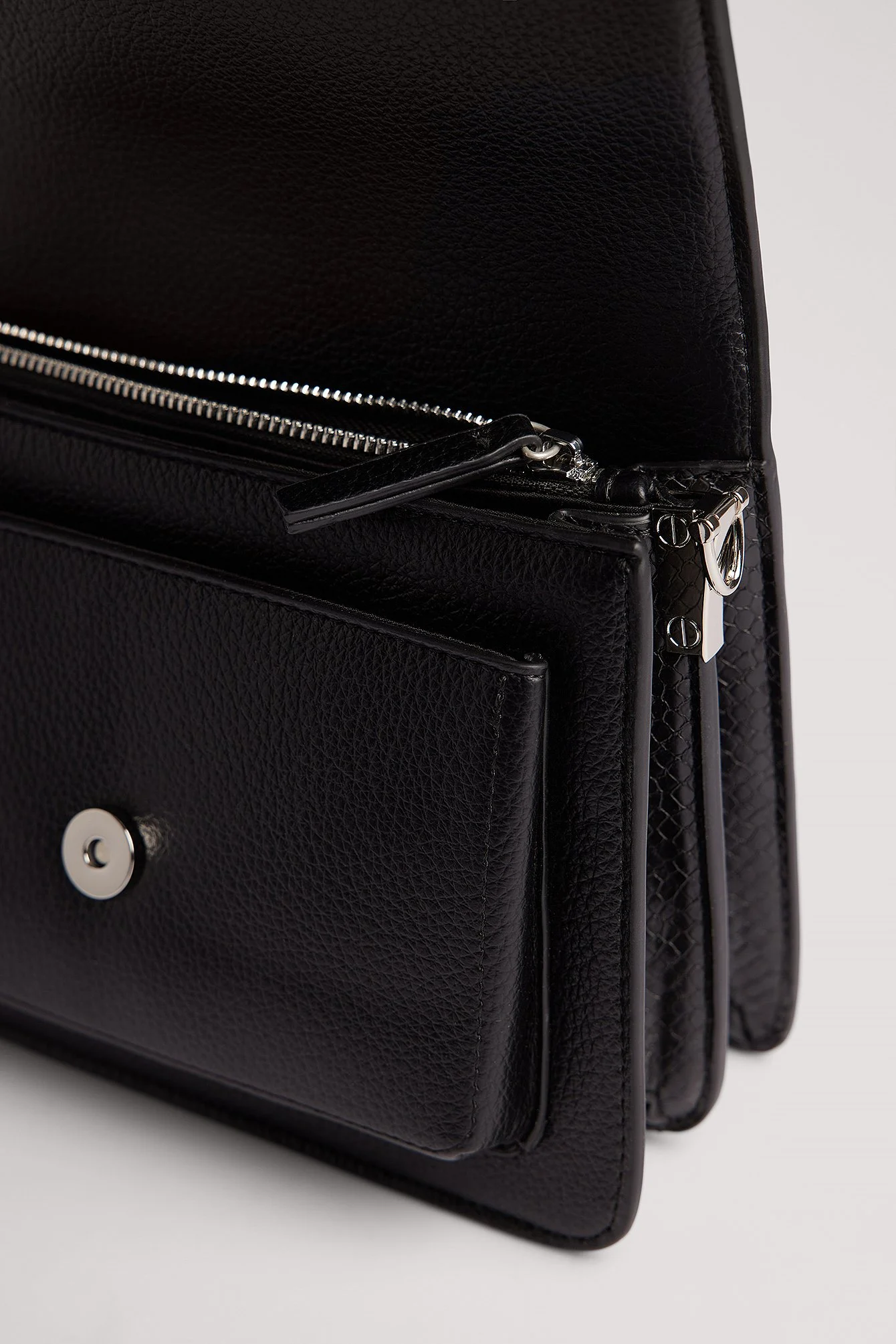 Crossover-Tasche mit Schlangendetail