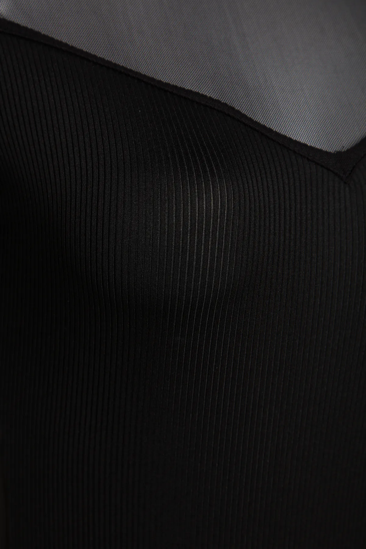 Trendyol Collection  Schwarzer, schmaler, aufsteckbarer Body aus geripptem Stretch-Strick mit Tülldetail und Herzkragen TWOAW24BD00019