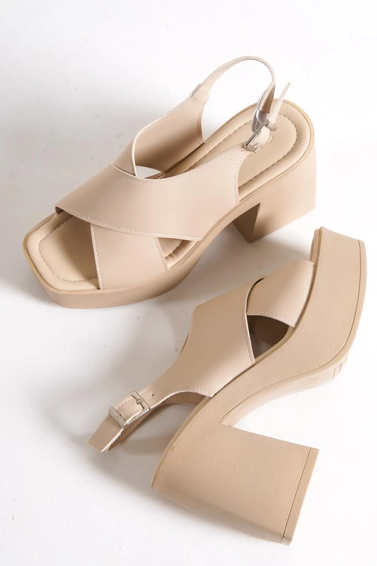 Capone Outfitters  Capone Blunt Toe Cross Wide Strap Plateau-Damensandalen mit Absatz in Beige