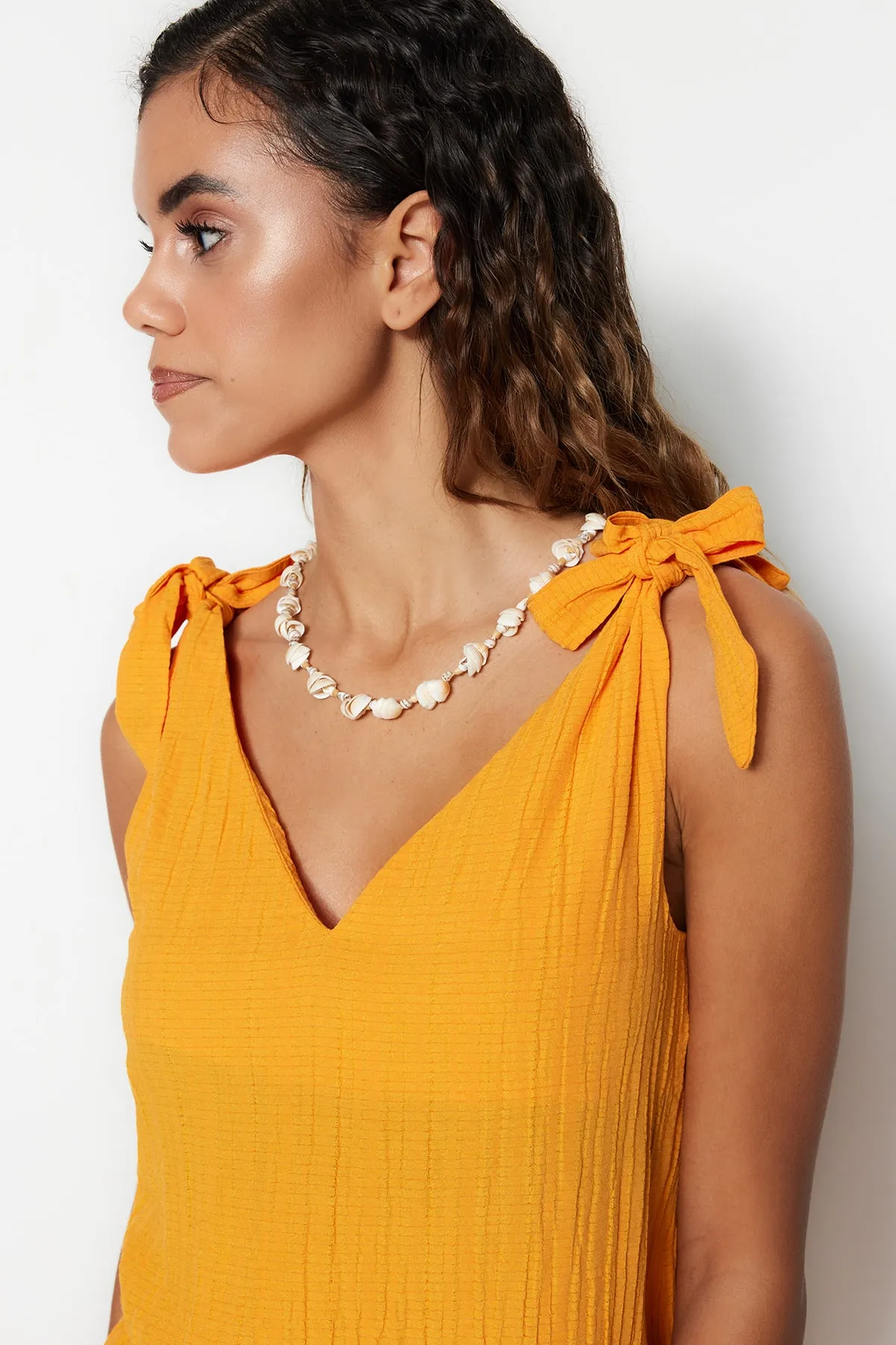 Trendyol Collection  Orangefarbenes, gewebtes Mini-Strandkleid zum Binden TBESS23EL00108