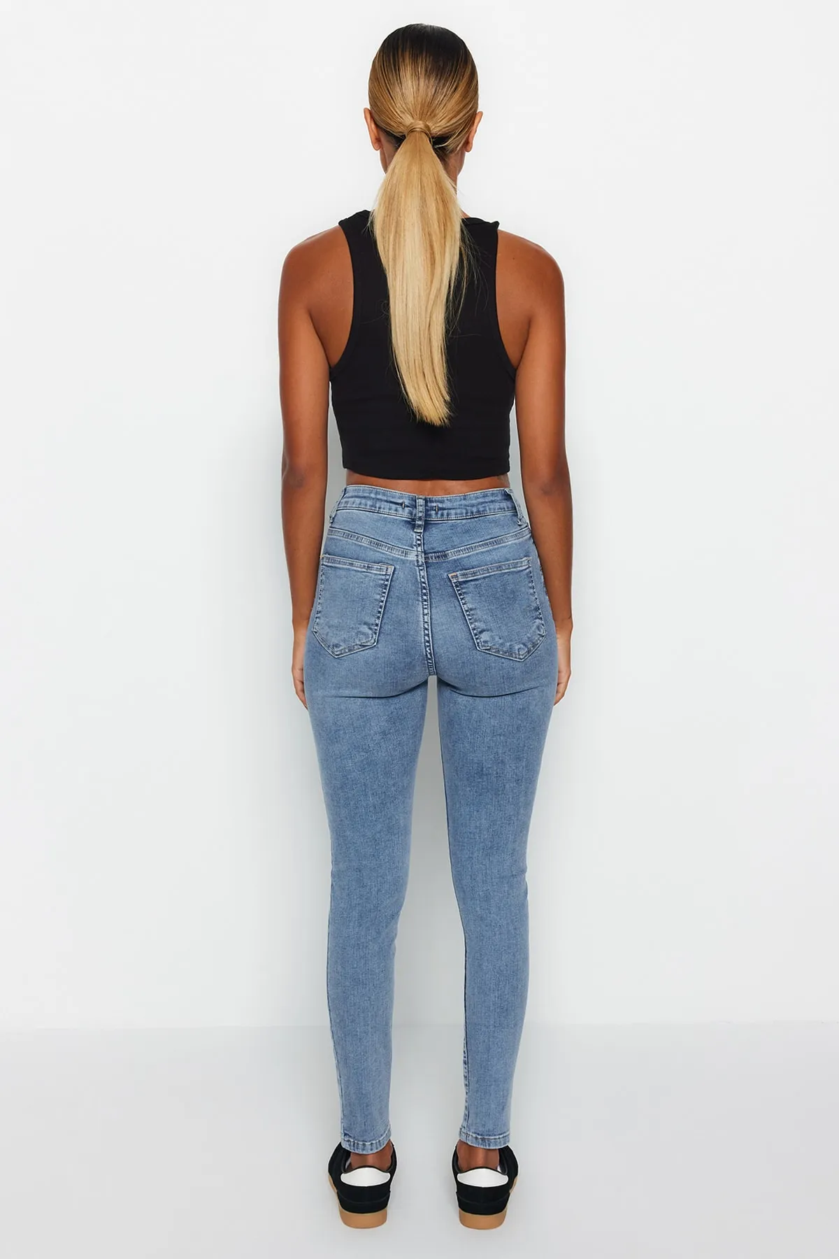 Trendyol Collection  Hellblaue High Waist Skinny Jeans mit Shaping-Effekt TWOAW24JE00070