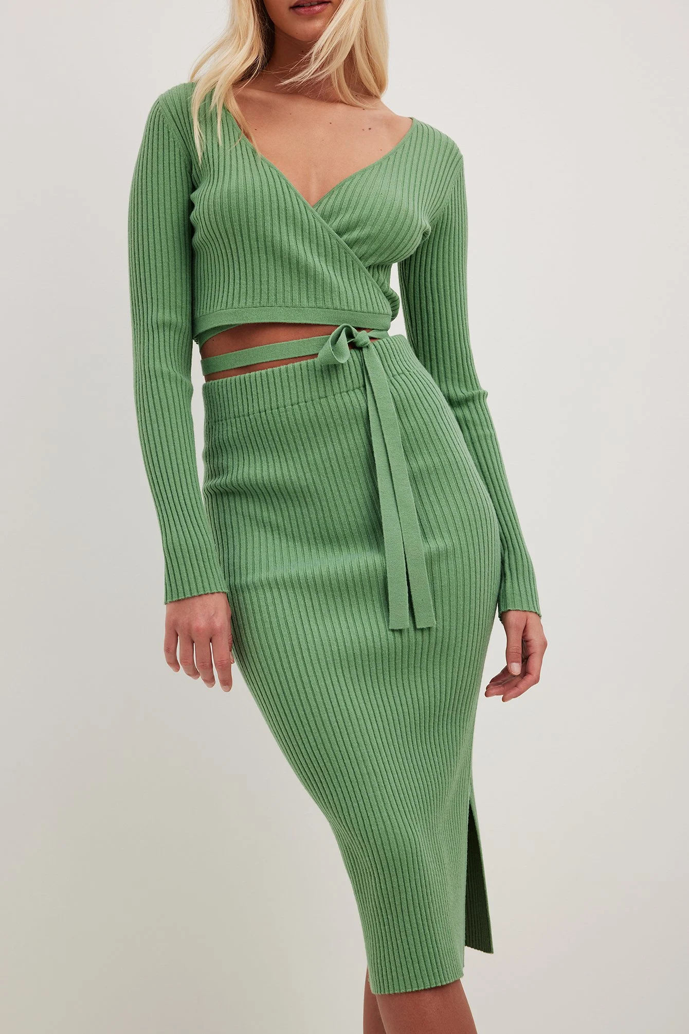 Geripptes Strick-Midikleid