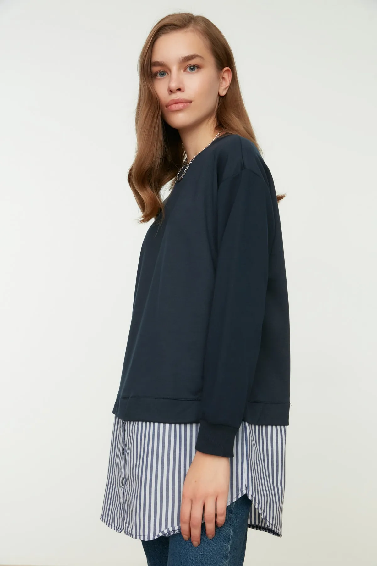 Trendyol Modest  Marineblaues Strick-Sweatshirt mit Rundhalsausschnitt und Hemdfreigabe von unten TCTAW22TW0216