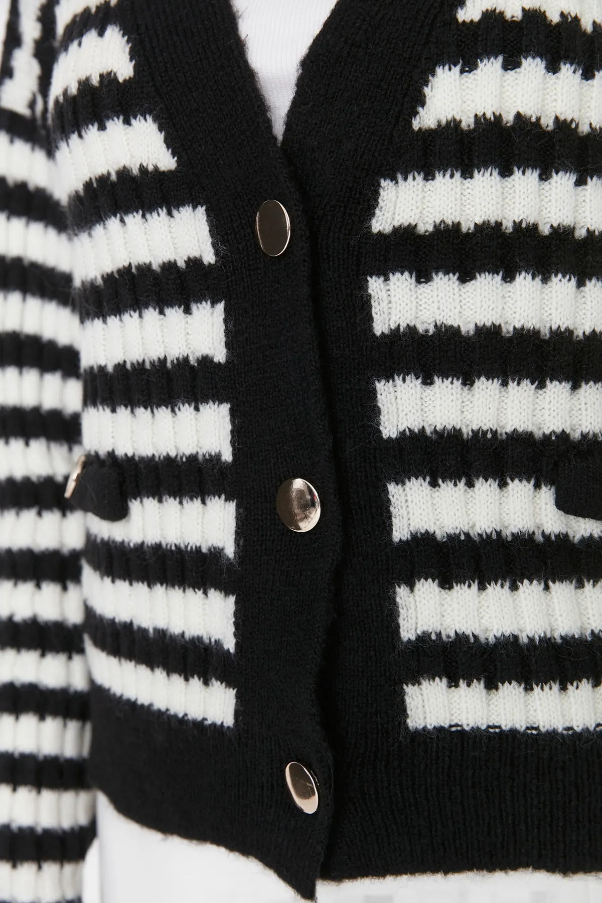 Trendyol Collection  Schwarzer, weich strukturierter Strickcardigan mit Streifen TWOAW23HI00266